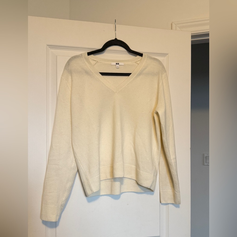 Uniqlo 100% Cashmere V-Neck Cream Sweater